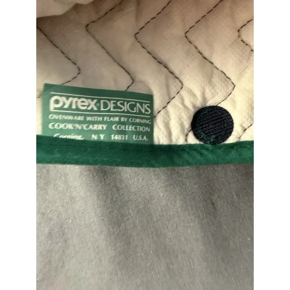 Pyrex Cook n Carry - Christmas Quilted Casserole Cozy - Fits 3qt Oblong